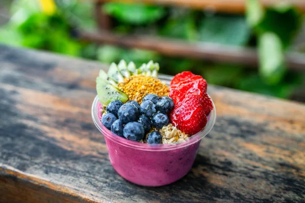 Acai Bowl Healthy Breakfast Plastic Takeout Bowl Frozen Yogurt Smoothie — Stock Photo, Image