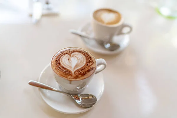 Kubki Kawy Latte Kubek Mleka Cappuccino Przy Stole Restauracyjnym — Zdjęcie stockowe
