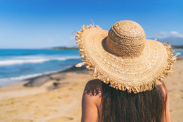 穿着太阳帽在海滩上放松的女人夏季时尚服饰 从喜欢暑假的女人后面看 — 图库照片