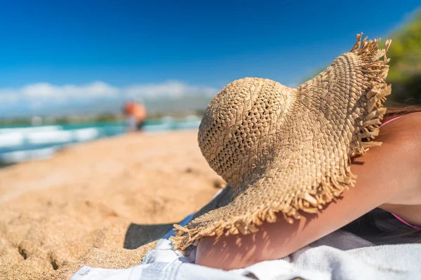 カリブ海の旅行休暇に日光浴に横たわっている太陽からカバーわらの帽子の下に隠れて眠っているビーチ日焼けの女性 日陰で寝ている女の子 — ストック写真