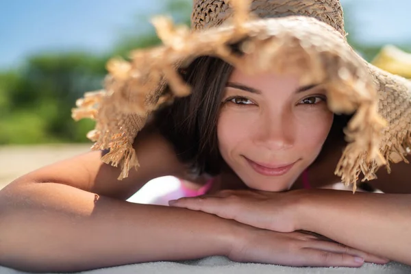 アジアの女性はビーチの休日に太陽の保護としてわら帽子をかぶって日焼け横になった 夏旅行美しいです若いです鳥の女の子リラックス笑顔 — ストック写真