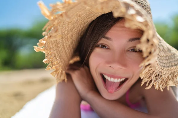 Šťastný Legrační Tvář Asijské Mladá Žena Dělá Praštěný Výraz Obličeje — Stock fotografie