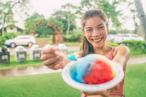 Rasieren Eis Hawaii Asiatische Touristin Isst Lokales Essen Hawaiianische Schneekegel — Stockfoto