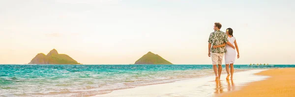 Pár Procházky Pláži Západ Slunce Dovolenou Panoramatický Havaj Cestování Žena — Stock fotografie