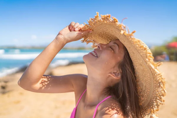快乐的海滩女人喜欢夏天的旅行 在加勒比海度假时带着帽子玩得很开心 亚洲女孩好玩儿 图库图片