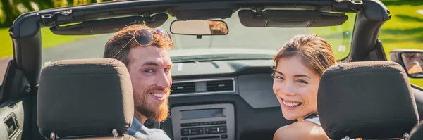 Panorama Auto Roadtrip Touristen Paar Glücklich Fahren Cabrio Auf Reise — Stockfoto