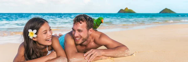 美国瓦胡岛 拉尼开岛 夏威夷度蜜月的年轻夫妇们带着宠物鸟在背负旅游景点的全景横幅背景上嬉笑观光客 — 图库照片