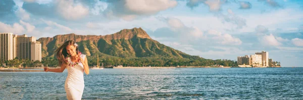 Гавайи Вайкики Пляж Туристическая Женщина Счастлива Гонолулу Путешествия Баннер Отдых Стоковая Картинка