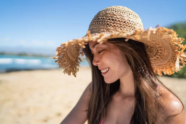 Счастливое Лето Молодая Азиатская Женщина Улыбается Пляжном Отдыхе Соломенной Шляпе — стоковое фото