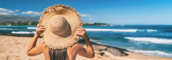 Verano Vacaciones Playa Panorámica Mujer Joven Con Sombrero Paja Destino —  Fotos de Stock