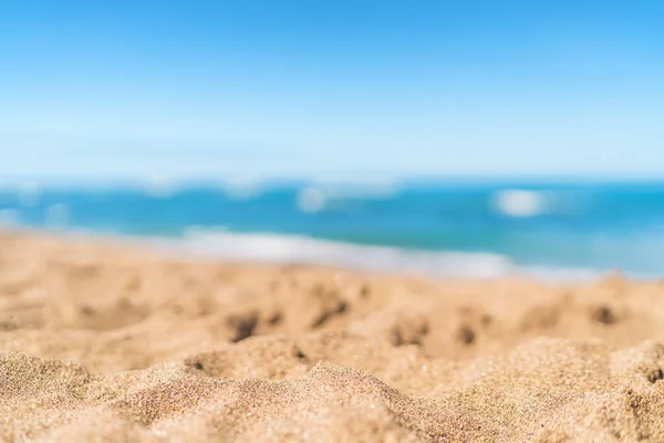 Letnia Plaża Tło Zamazany Niebieski Ocean Białym Piasku Tekstury Tropikalne — Zdjęcie stockowe