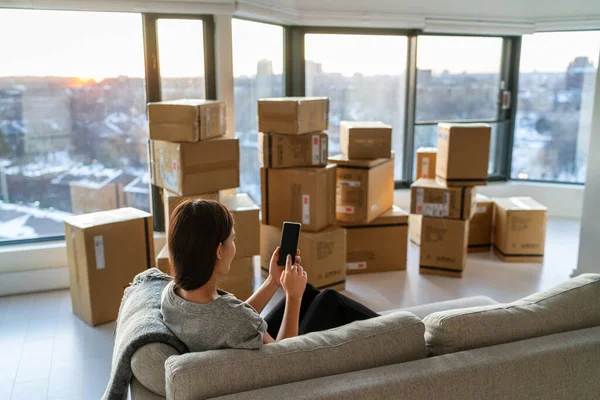 Home Move Out Apartment Moving Boxes Woman Using Online Movers — Stock Photo, Image