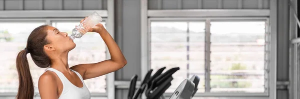Gym Fitness Femme Bouteille Eau Potable Déshydratée Pendant Course Bannière — Photo