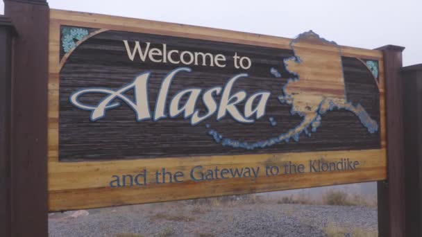 Insegna Alaska Cartellone Benvenuto Sulla South Klondike Highway Vicino Skagway — Video Stock