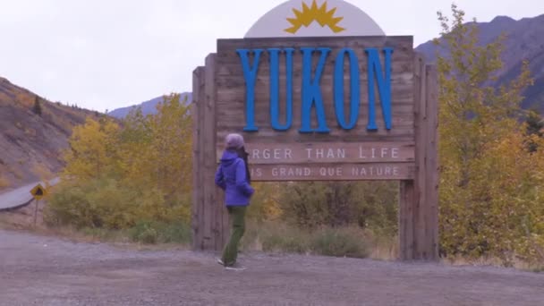 Señal Bienvenida Territorio Yukón Mujer Turística Feliz Los Territorios Canadienses — Vídeo de stock