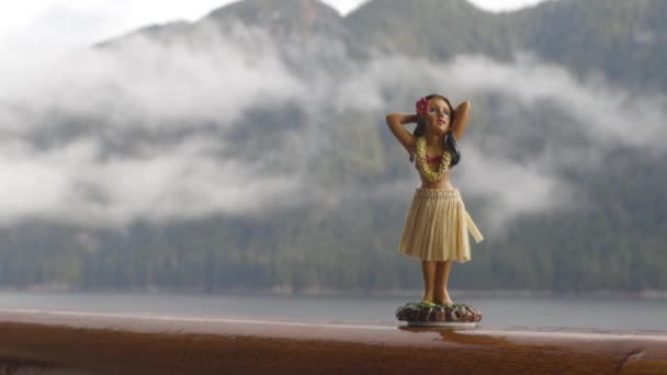 Hula舞蹈演员Hawaii纪念品女娃娃在阿拉斯加游轮甲板旅行 有趣的度假概念背景 阿拉斯加秋季假期 — 图库视频影像