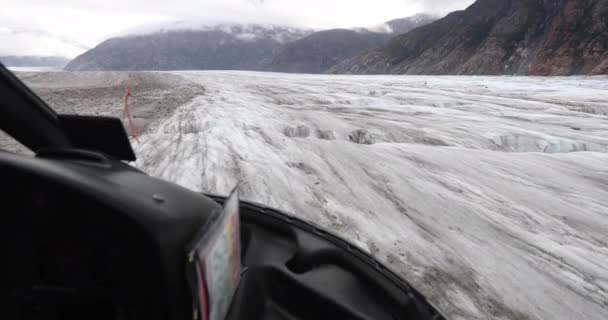 スカグウェイから氷河のヘリコプターツアーでアラスカの氷河にヘリコプターで着陸 ヘリコプターツアークルーズ船の海岸ツアーでチルクア氷河を訪れる観光客 Fpsスローモーション — ストック動画