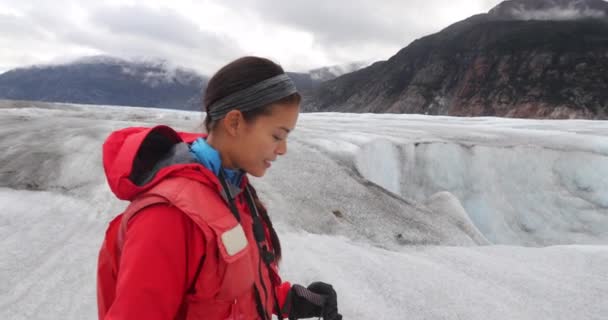 Donna Che Cammina Sul Ghiacciaio Alaska Durante Tour Elicottero Skagway — Video Stock