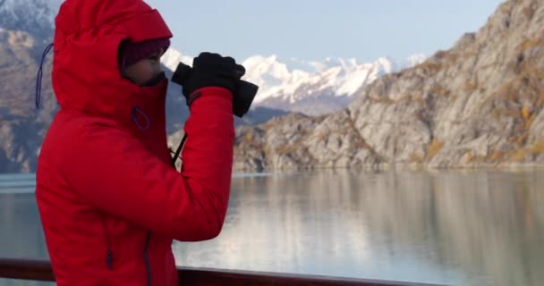 Επιβάτης Κρουαζιερόπλοιου Alaska Glacier Bay Κοιτάζοντας Βουνά Αλάσκα Κιάλια Εξερεύνηση — Αρχείο Βίντεο