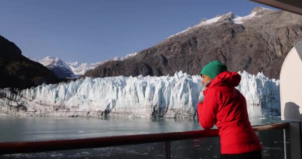 阿拉斯加游轮乘客摄影冰川在冰川湾国家公园 女游客在旅游度假时用智能手机拍照 Margerie冰川 — 图库视频影像