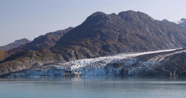 阿拉斯加冰川湾从游轮度假旅行的角度看待冰川 全球变暖和气候变化的概念与融化的冰 冰川和山脉景观 — 图库视频影像