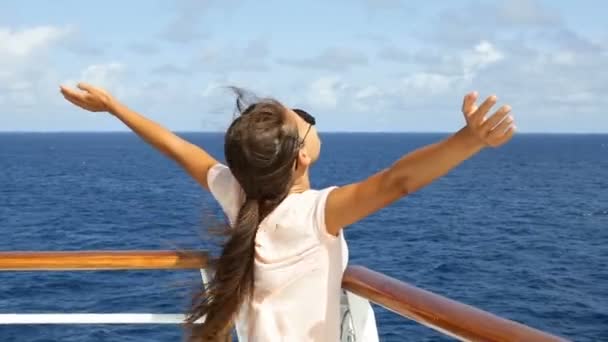 Женщина Отдыхающая Круизном Лайнере Наслаждается Отдыхом Море Свободная Беззаботная Счастливая — стоковое видео