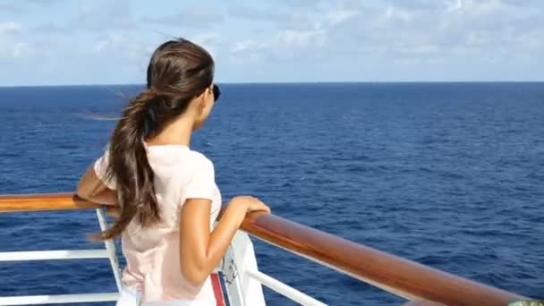 Luksusowy Rejs Statkiem Wakacje Tropikalnym Oceanie Podróży Młoda Turystka Oglądając — Wideo stockowe