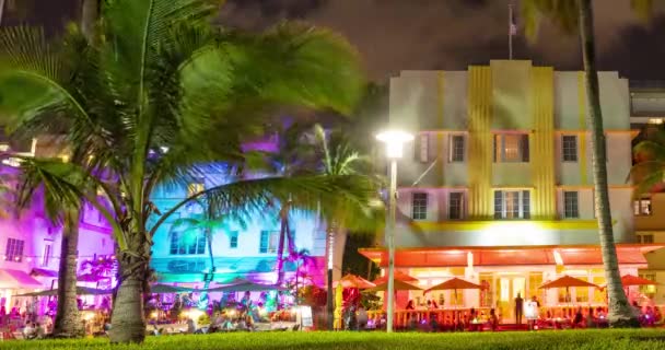 ビデオループシームレスなタイムラプス フロリダ州マイアミビーチオーシャンドライブ有名なカラフルなアートデッキの建物で日没時に 4Kでのタイムラプス動画 — ストック動画
