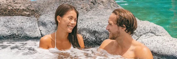 Spa Whirlpool Pool Paar Auf Romantische Wochenende Luxus Resort Kurzurlaub — Stockfoto