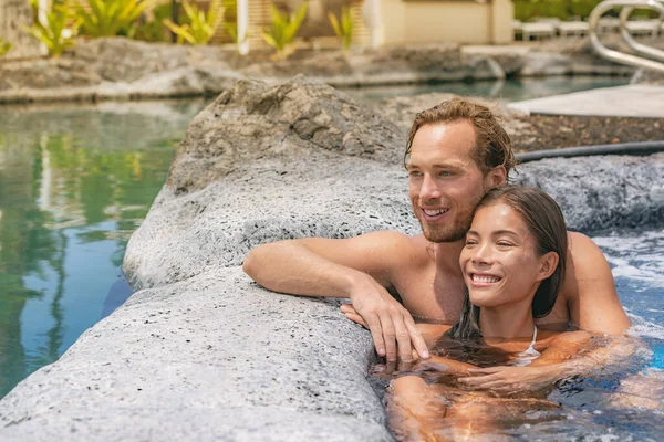 Lüks Oteldeki Jakuzide Dinlenen Spa Çiftleri Mutlu Asyalı Kadın Havuz — Stok fotoğraf