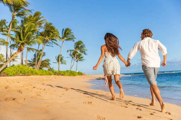 Glückliches Paar Romantischen Flitterwochen Urlaub Bei Sonnenuntergang Strand Entspannte Touristen — Stockfoto