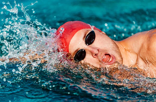 Schwimmen Mann Schwimmt Kriechen Männliche Freistilschwimmer Krabbeln Mit Schwimmbrille Und — Stockfoto