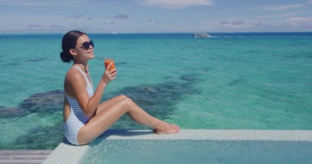 Viajes Lujo Mujer Vacaciones Bebiendo Jugo Saludable Desintoxicación Mujer Feliz — Vídeos de Stock