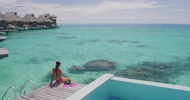 Ταξίδια Διακοπές Στην Ταϊτή Snorkel Γυναίκα Κολύμπι Πρόκειται Snorkeling Κοραλλιογενείς — Αρχείο Βίντεο