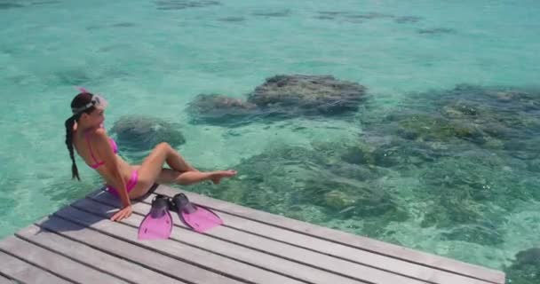 大溪地海滩旅游度假 在法属波利尼西亚海洋的珊瑚礁中 斯诺克尔游泳的女人带着潜水面具和鳍在水下平房度假胜地潜水 圣诞冬季出游 — 图库视频影像