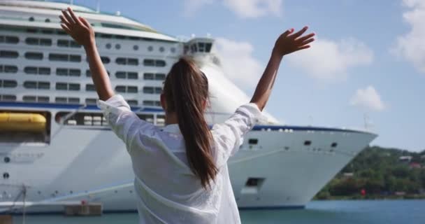 Круїз Корабель Подорожує Концепцією Жінка Махала Руками Прощаючись Круїзному Судні — стокове відео