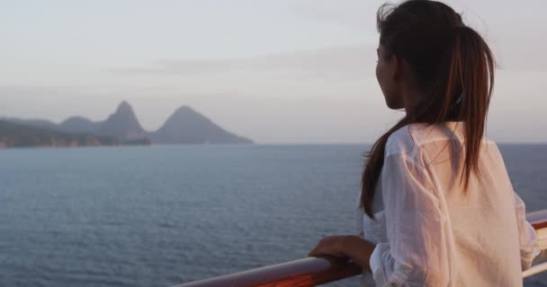 Gelukkig Toeristisch Meisje Met Plezier Cruiseschip Door Deux Gros Pitons — Stockvideo