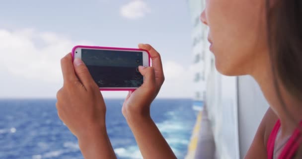 Девушка Отдыхающая Круизном Лайнере Фотографирует Камеру Телефона Наслаждаясь Путешествием Море — стоковое видео