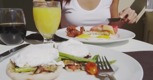 Breakfast Eggs Benedict Bacon Eggs Hash Browns Orange Juice Restaurant — Stock Video