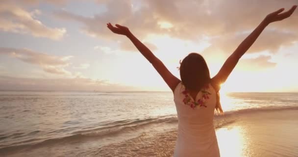 Χαβάη Ηλιοβασίλεμα Παραλία Ασιάτισσα Γυναίκα Στον Ήλιο Λάμψη Ηλιοβασίλεμα Χέρια — Αρχείο Βίντεο