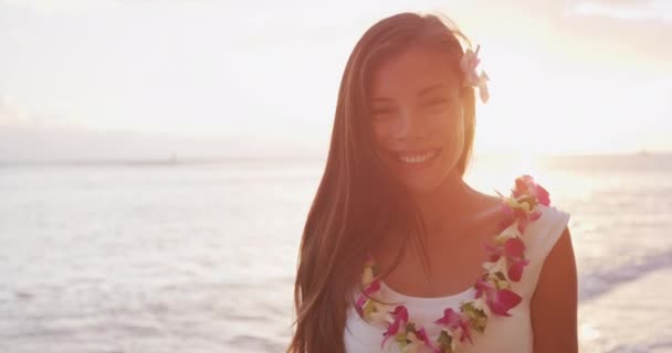 Donna Ritratto Video Guardando Fotocamera Sorridente Hawaii Donna Indossa Lei — Video Stock