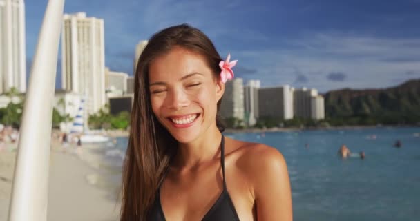 Portret Młodej Kobiety Surfera Zbliżenie Uśmiechniętej Dziewczyny Patrzącej Kamerę Plaży — Wideo stockowe