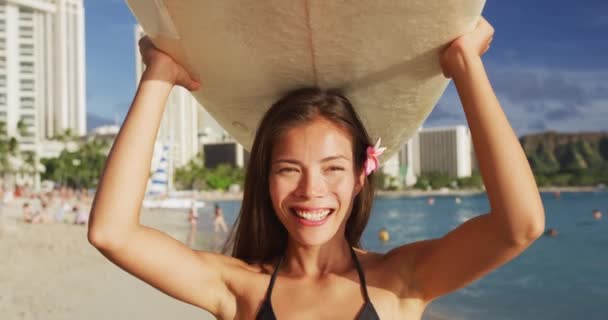 Surfer Dziewczyna Spaceru Plaży Zachodzie Słońca Zwolnionym Tempie Życia Aktywnego — Wideo stockowe