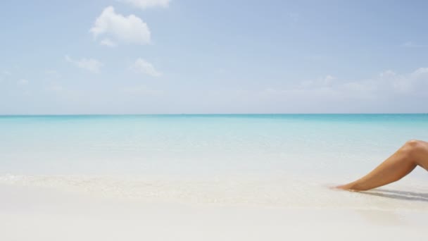 海滩上的女人在度假时晒日光浴 在加勒比海热带豪华度假胜地完美的天堂海滩上 性感的比基尼身材的女人躺在日光浴中放松地晒太阳 — 图库视频影像