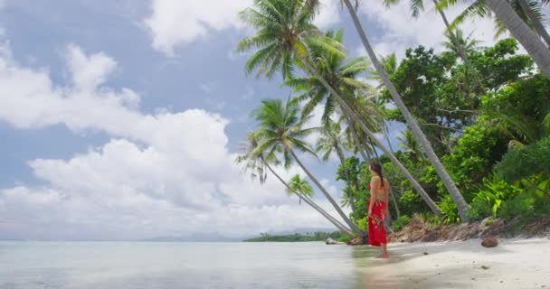 Mujer Viaje Vacaciones Relajarse Playa Paradisíaca Vacaciones Motu Beach Bora — Vídeo de stock