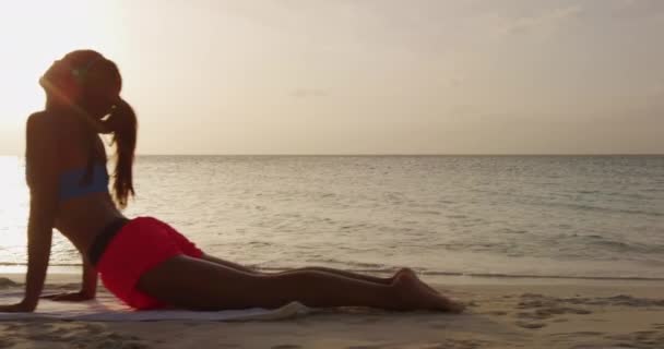 Женщина Йога Пляже Закате Позирует Позе Кобры Смотрит Вверх Собаку — стоковое видео