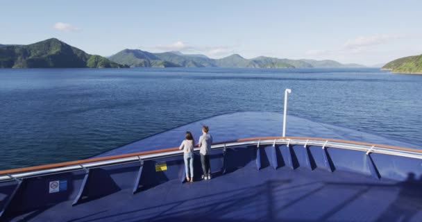 纽西兰游轮游人享受从皮克顿到惠灵顿 库克海峡渡船在马尔博罗航行的自然景观 情侣们在甲板上观看日落 — 图库视频影像
