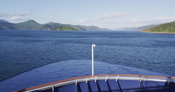 新西兰游船从皮克顿驶向库克海峡威灵顿 在马尔博罗海峡航行的自然景观 — 图库视频影像