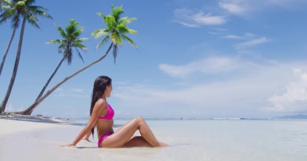 Playa Paraíso Vacaciones Mujer Bronceado Relajante Tumbado Sol Bronceado Fondo — Vídeos de Stock