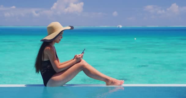 Telefon Frau Mit Handy App Urlaub Pool Tropischer Korallenlagune Urlaub — Stockvideo